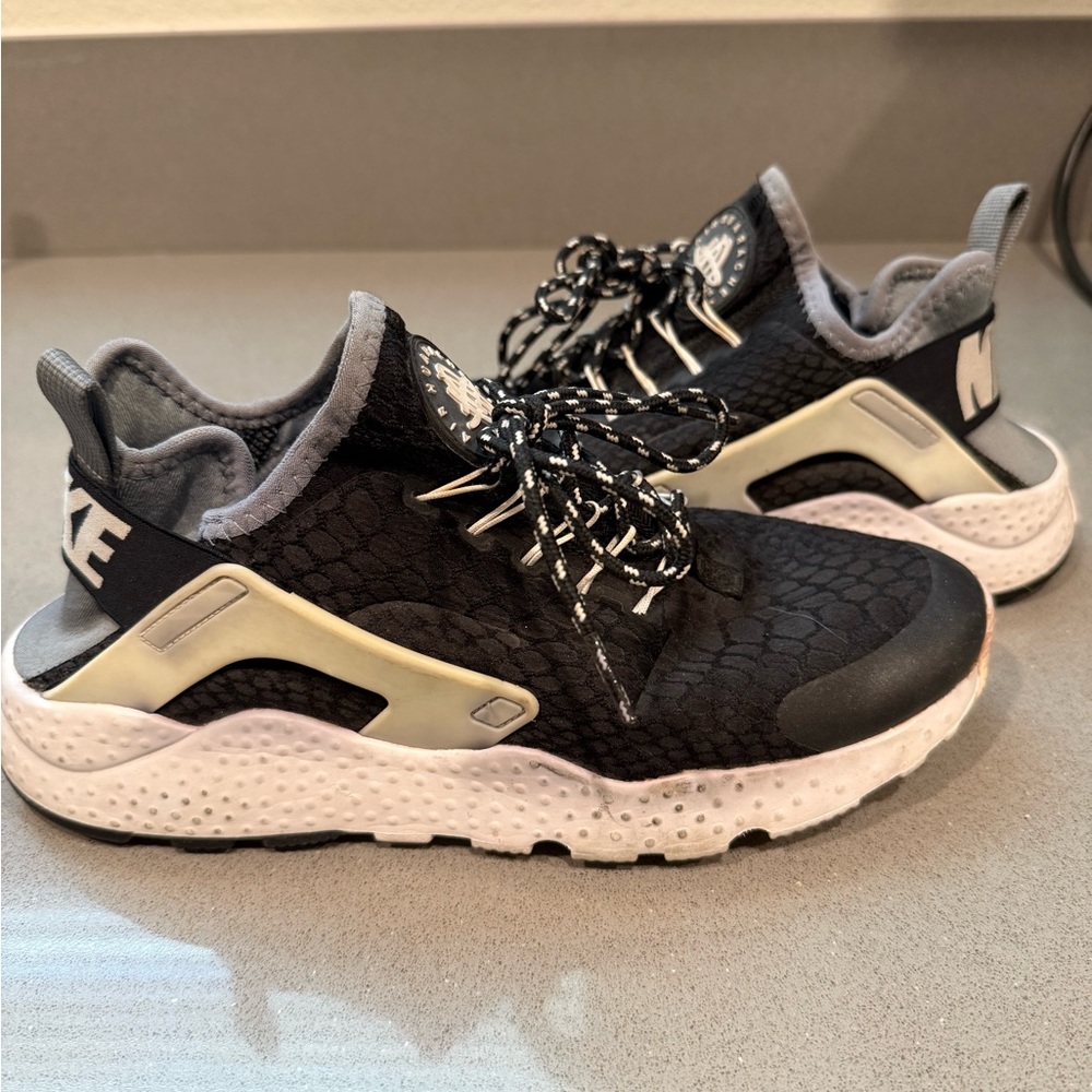 Nike Women’s Huarache - Black Size 8.5